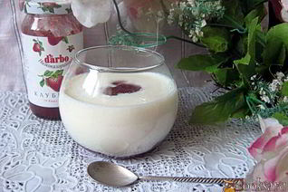 Молочный кисель с клубничным конфитюром