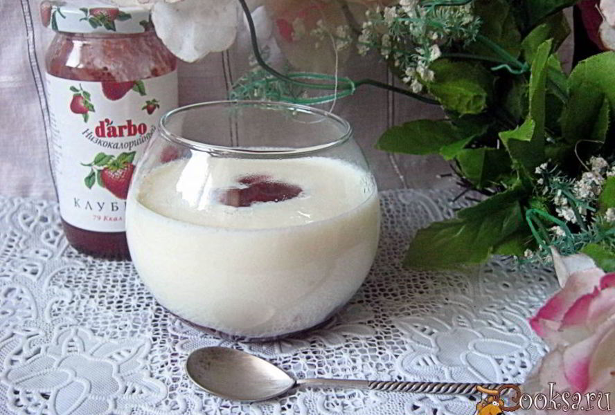 Молочный кисель с клубничным конфитюром