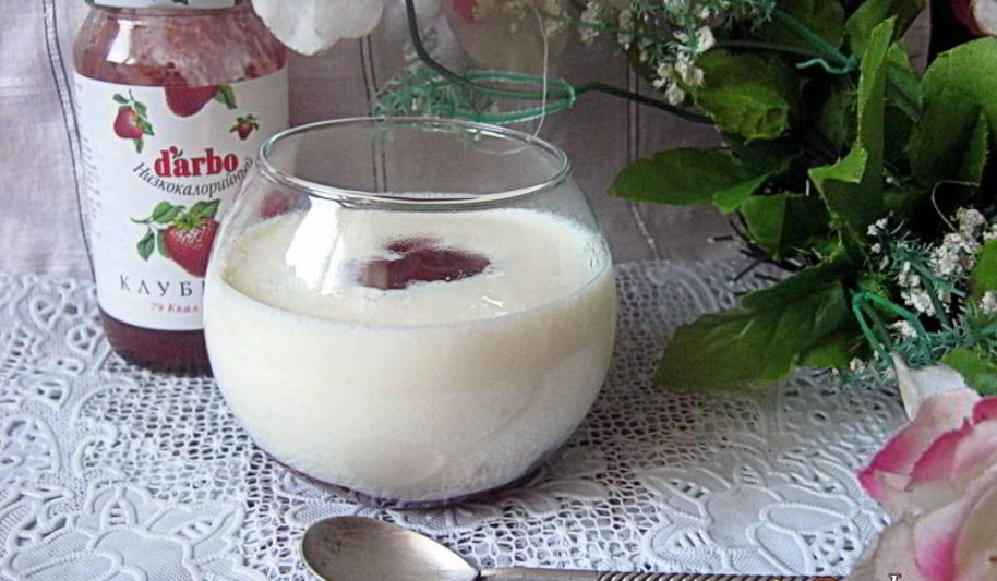 Рецепт молочного киселя с клубничным конфитюром