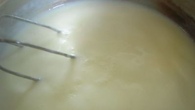 молочный кисель с клубничным конфитюром