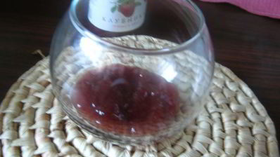 молочный кисель с клубничным конфитюром