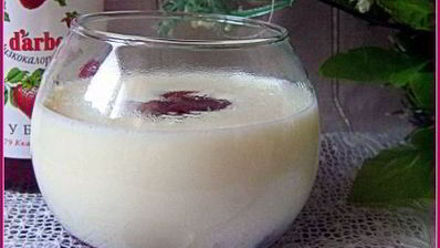 молочный кисель с клубничным конфитюром