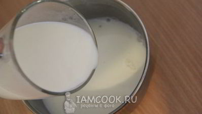 молочный кисель с вишневым конфитюром