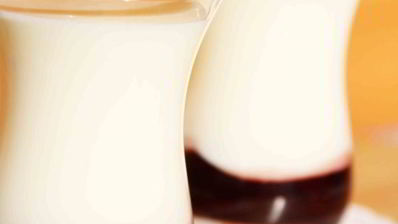 молочный кисель с вишневым конфитюром