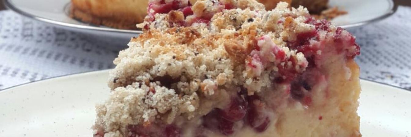 Чизкейк с брусникой и кофейным штрейзелем