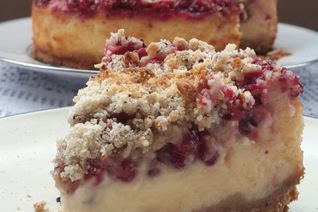 Чизкейк с брусникой и кофейным штрейзелем