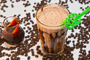 Кофе с шоколадным соусом