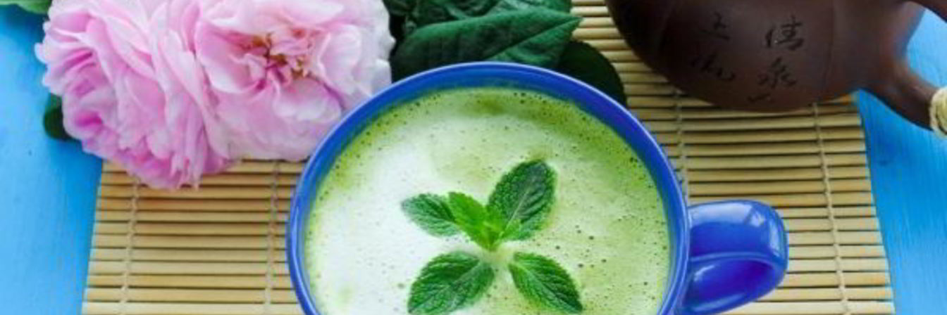 Латте с чаем маття и белым шоколадом