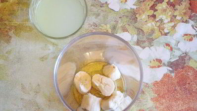 коктейль из сыворотки с бананом и сиропом агавы