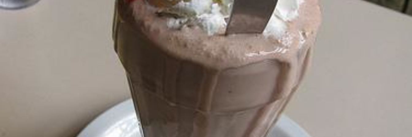 Коктейль с арахисовым маслом, шоколадом и бананом