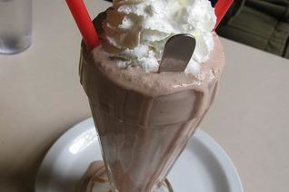 Коктейль с арахисовым маслом, шоколадом и бананом