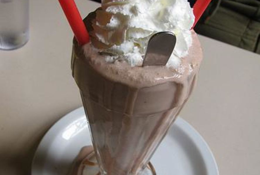 Коктейль с арахисовым маслом, шоколадом и бананом