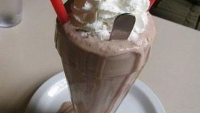 коктейль с арахисовым маслом, шоколадом и бананом