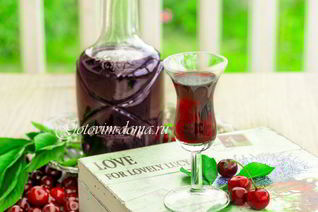 Вишневый ликер на вишне с косточками