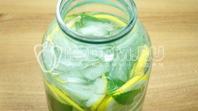домашний лимонад с лимоном и мятой