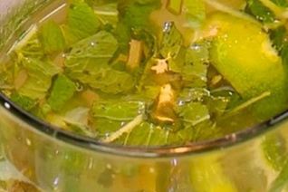 Домашний лимонад с мятой, имбирем и лаймом