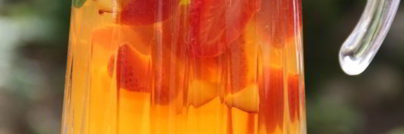 Лимонад из зеленого чая с ягодами и фруктами