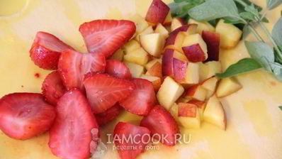 лимонад из зеленого чая с ягодами и фруктами