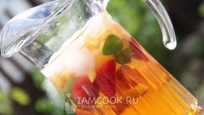 лимонад из зеленого чая с ягодами и фруктами