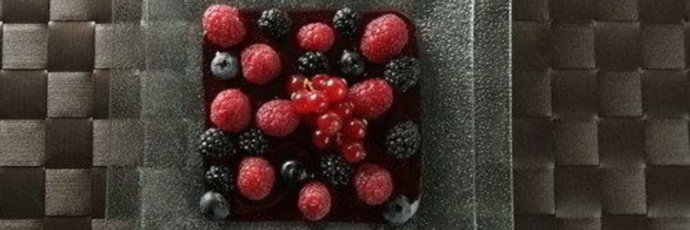 Малина и черника в сиропе из красного вина