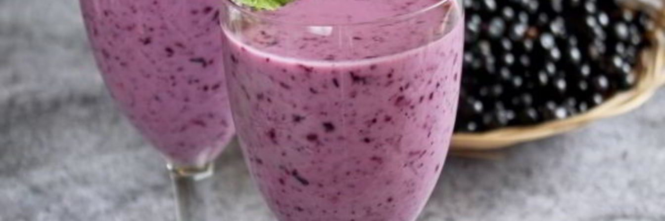 Кисломолочный коктейль с черникой и овсяными хлопьями