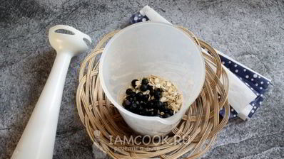кисломолочный коктейль с черникой и овсяными хлопьями