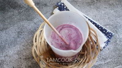 кисломолочный коктейль с черникой и овсяными хлопьями