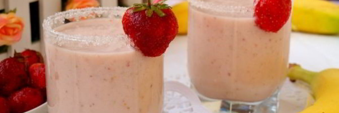 Клубнично-банановый молочный коктейль