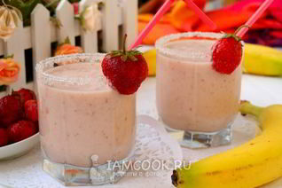Клубнично-банановый молочный коктейль
