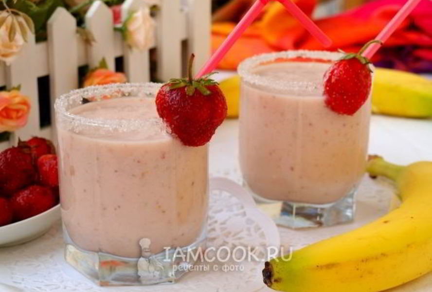 Клубнично-банановый молочный коктейль