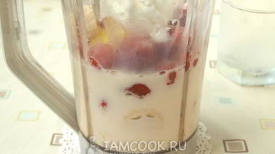 клубнично-банановый молочный коктейль