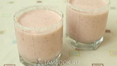 клубнично-банановый молочный коктейль
