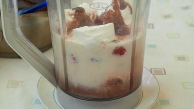 клубнично-шоколадный молочный коктейль