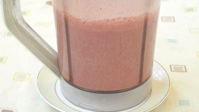 клубнично-шоколадный молочный коктейль