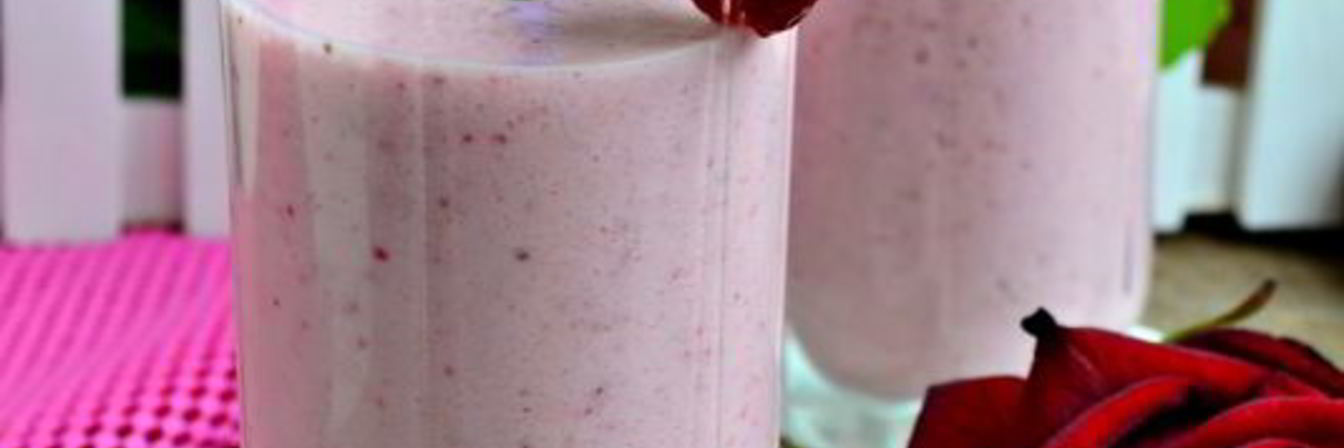 Молочно-клубничный коктейль в шейкере