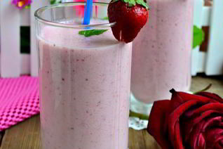 Молочно-клубничный коктейль в шейкере