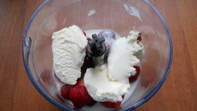 молочно-клубничный коктейль в шейкере