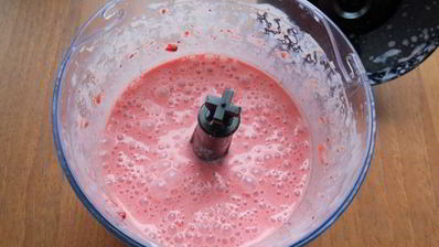 молочно-клубничный коктейль в шейкере