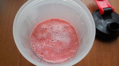 молочно-клубничный коктейль в шейкере