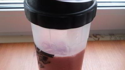 молочно-клубничный коктейль в шейкере