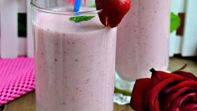 молочно-клубничный коктейль в шейкере