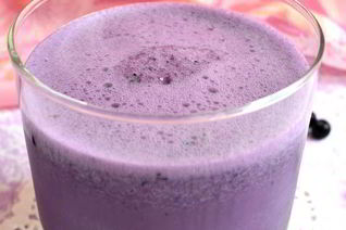 Молочный коктейль с черникой