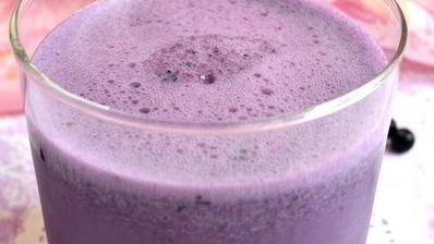 молочный коктейль с черникой