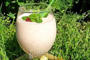 Молочный коктейль с мороженым и клубникой
