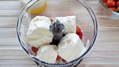 молочный коктейль с мороженым и клубникой