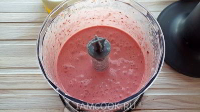 молочный коктейль с мороженым и клубникой