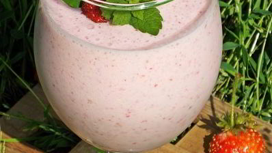 молочный коктейль с мороженым и клубникой