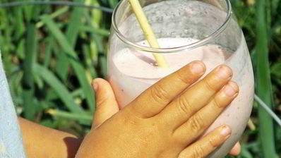 молочный коктейль с мороженым и клубникой