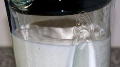 молочный коктейль в блендере