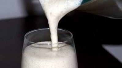 молочный коктейль в блендере